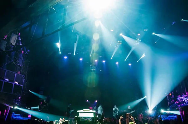 Performance dos músicos no concerto de rock, filmagem para te — Fotografia de Stock