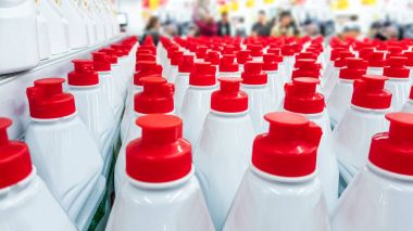 Beyaz plastik şişe ile üst üste kırmızı lids.