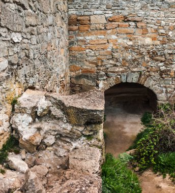 Kale Ortaçağ kalıntıları. Şeklinde pasajda bir