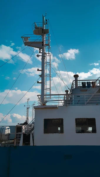 Antena en el techo de la cabina del barco . — Foto de Stock