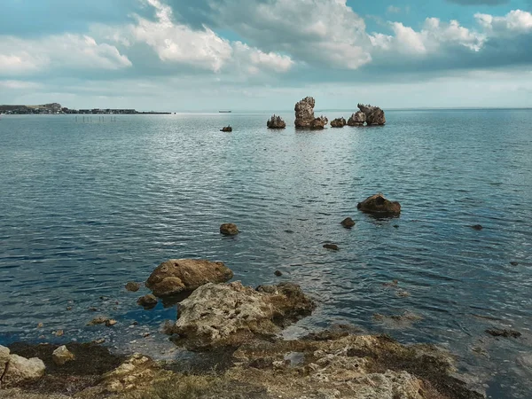 Kustlandschap met wolken. Met Kerch. Krim — Stockfoto