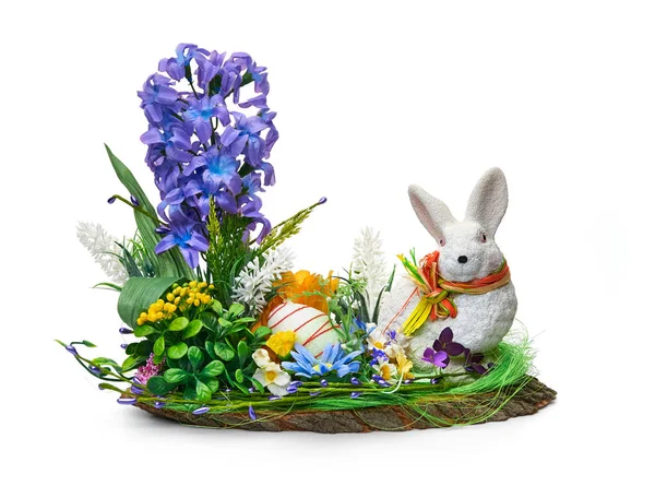 Пасхальная Инсталляция Цветочной Композиции Кролика Белом Фоне — стоковое фото