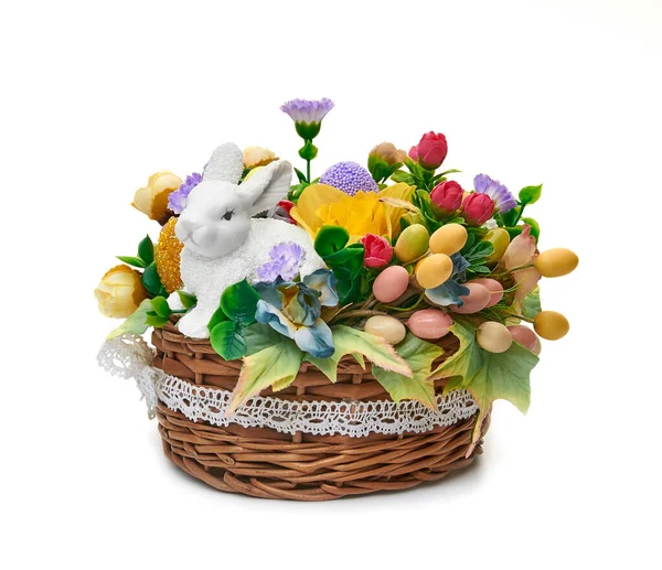 Kosz Wielkanocny Kompozycji Kwiatowej Zając Białym Tle — Zdjęcie stockowe