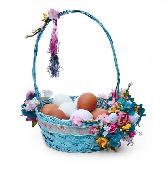 Osterkorb Mit Eiern Und Blumenschmuck Auf Weißem Hintergrund — Stockfoto