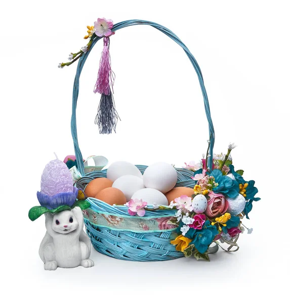 白い背景に卵と花の配置を持つイースターバスケット — ストック写真