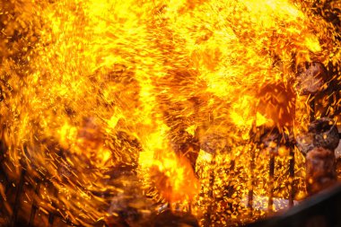 parlayan kömür ve alev