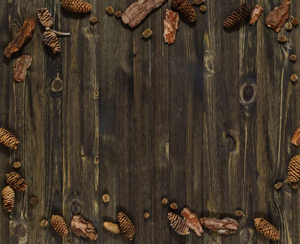Sfondo in legno con coni — Foto Stock