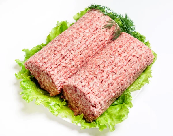 Мясо с листьями салата — стоковое фото