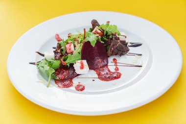 Taze kırmızı pancar salatası