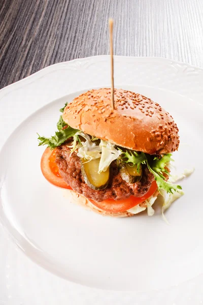 Hamburger savoureux sur assiette — Photo