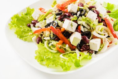 plaka üzerinde Yunan salatası