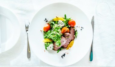 biftek salata tabağı üzerinde