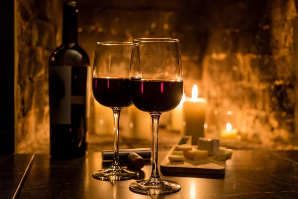 와인과 화재 로맨틱 구성 — 스톡 사진