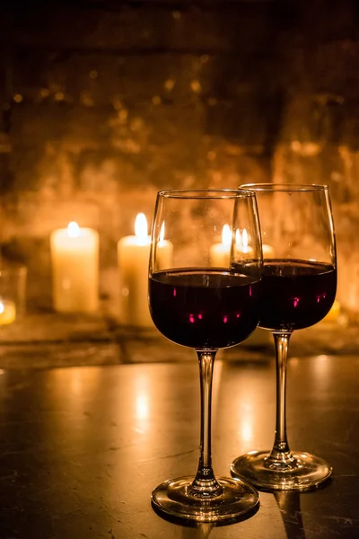 Şarap ve yangın romantik kompozisyon — Stok fotoğraf
