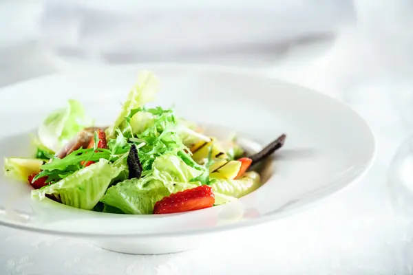 Ensalada de pollo con fresas —  Fotos de Stock