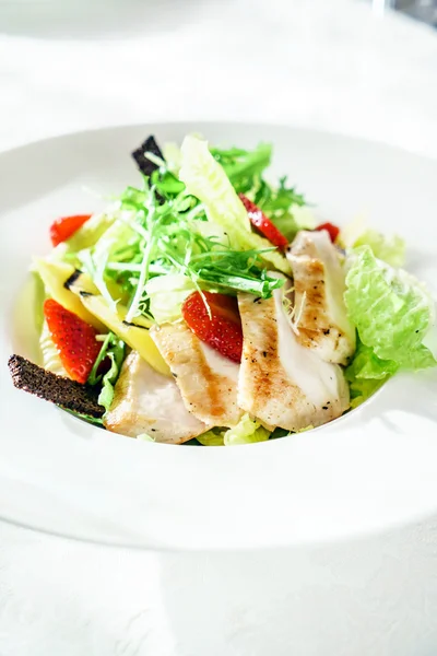 Salada de frango com morangos — Fotografia de Stock