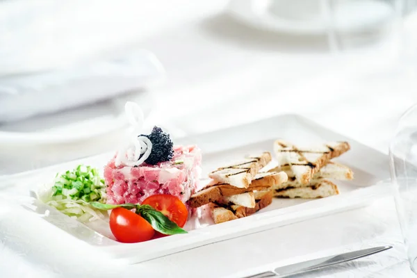 Fresh tuna tartar — Stock Photo, Image