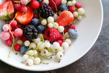 Bir plaka üzerinde dondurulmuş meyveler
