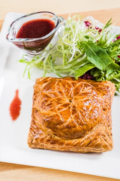 Vlees pie met salade — Stockfoto