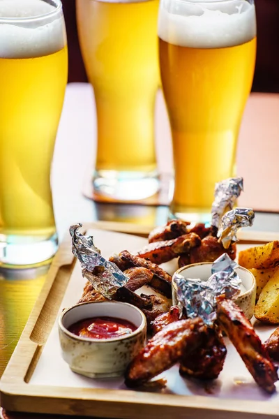 Buffalo wings met bier — Stockfoto