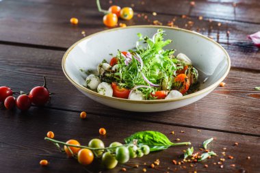 taze mozzarella salatası