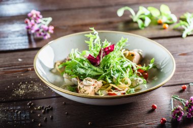 plaka üzerinde somon salata