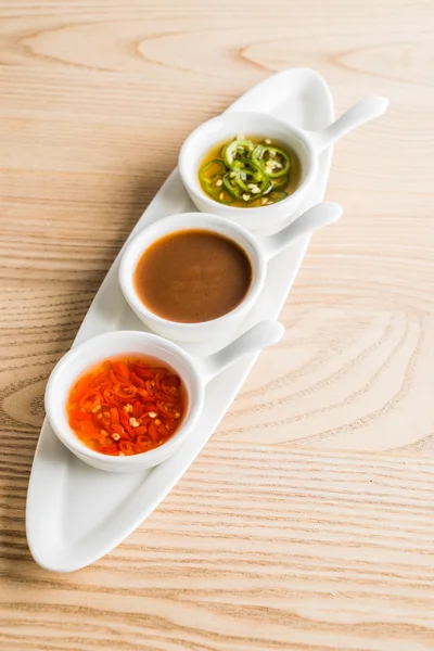 Sauzen geserveerd in witte kommen — Stockfoto