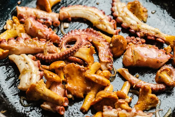 Pulpo frito con cantarela — Foto de Stock