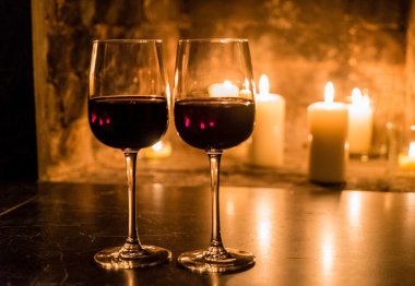 Kırmızı şarap ve bir yangın