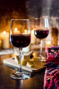 Kırmızı şarap ve bir yangın