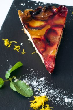 Tatlı kuru üzümlü kek