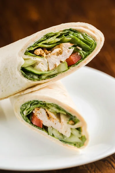 Tortilla-Wraps auf Teller — Stockfoto