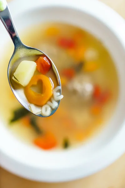 Суп по ложке — стоковое фото