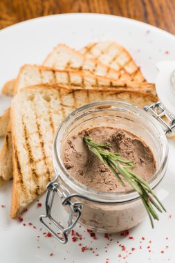 tost ile karaciğer pate