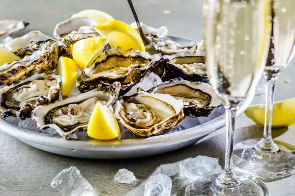 Ostras abiertas en un plato — Foto de Stock