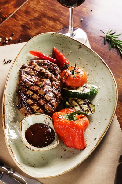 Delicious steak with vegetables — Stock Photo, Image