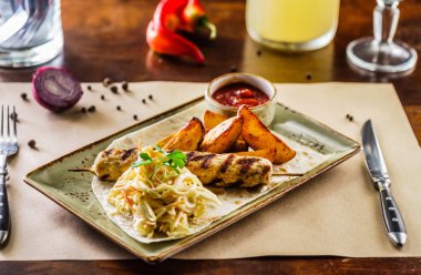 Patates ve salatalı kebap.