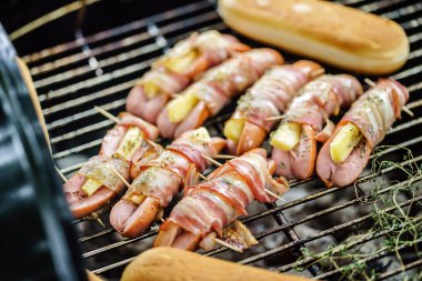 patates ile ızgara sosis