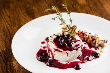 Kızılcık Reçeli ile ızgara brie peyniri