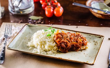 pilav ile servis balık