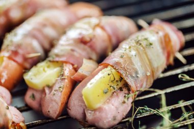 patates ile ızgara sosis