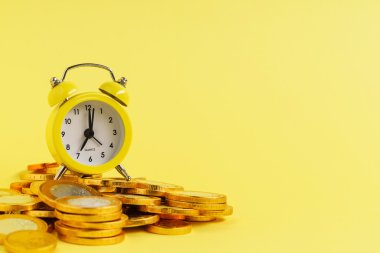 çalar saat ve madeni paralar