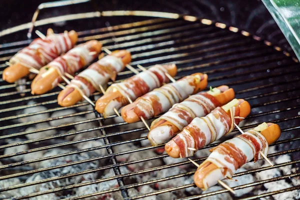 Saucisse grillée aux pommes de terre — Photo