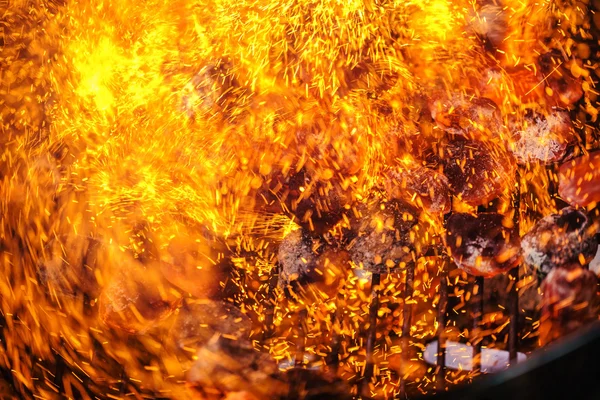 parlayan kömür ve alev