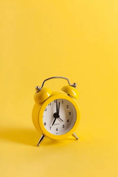 Reloj despertador amarillo —  Fotos de Stock