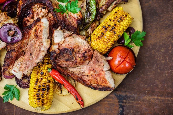 Carne a la parrilla con verduras —  Fotos de Stock