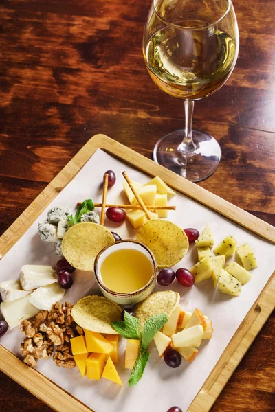 Assorted cheese plate — Stock Photo, Image