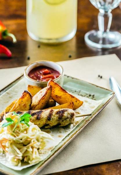 Patates ve salatalı kebap.