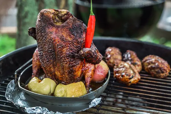 Ganze gegrillte Ente — Stockfoto