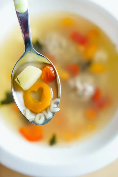 Суп по ложке — стоковое фото